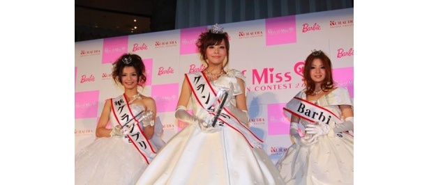 左から準グランプリの齋藤由佳さん、グランプリの小松愛唯さん、Barbie賞の樋野千美さん