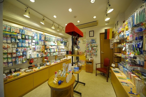 歯ブラシ専門店「メガデント」店内。さまざまなオーラルケア商品がそろう