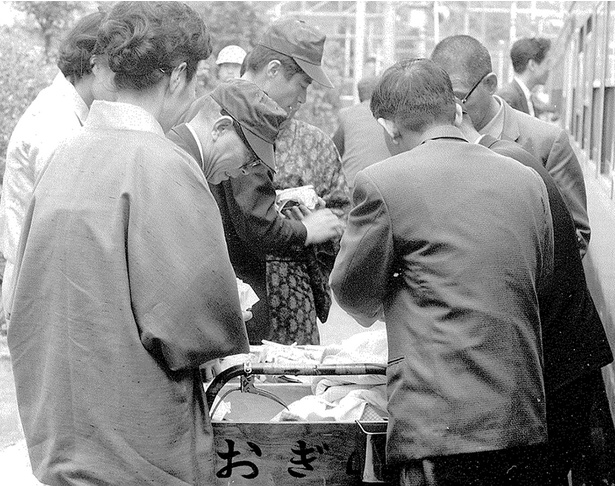 当時は真新しく映ったであろう「峠の釜めし」を横川駅で購入する人々