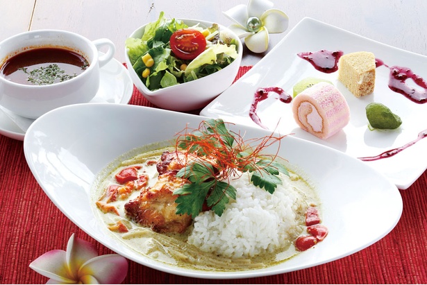 Bintanのグリーンココナッツカレー 休日セット(ドリ ンク付き1,300円)。青トウガラシの辛さが効く。 20分かけて焼き上げたグリルチキンを添えて