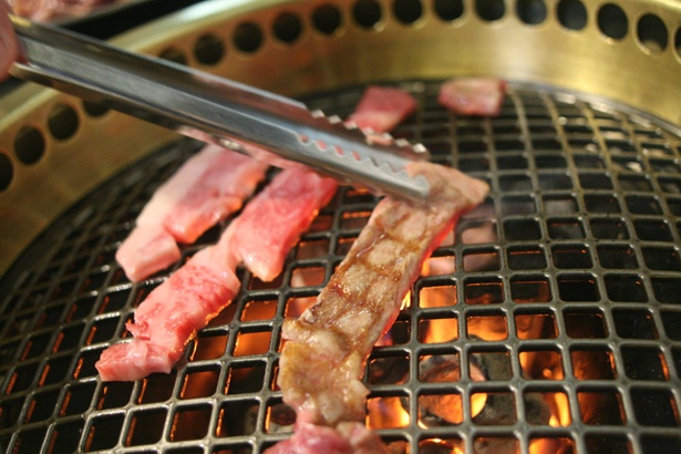 炭焼倶楽部Yamadori/特上リブロースは、アツアツの網の上で肉の表面をササッと炙る程度の焼き加減がベスト