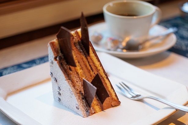 お茶はプラス500円でケーキをつけることも可能。写真は「ショコラトリアングル」(単品690円)