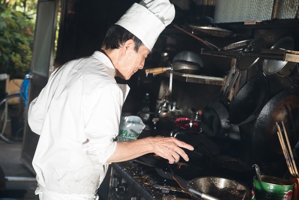 調理の全てを1人で行う俊之さんは、高校卒業後に東京で修行して以来ずっとラク亭で働き続けている