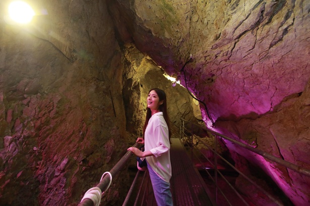 「白滝公園 鍾乳洞」は、約20分間、七色に輝くライトアップが幻想的だ