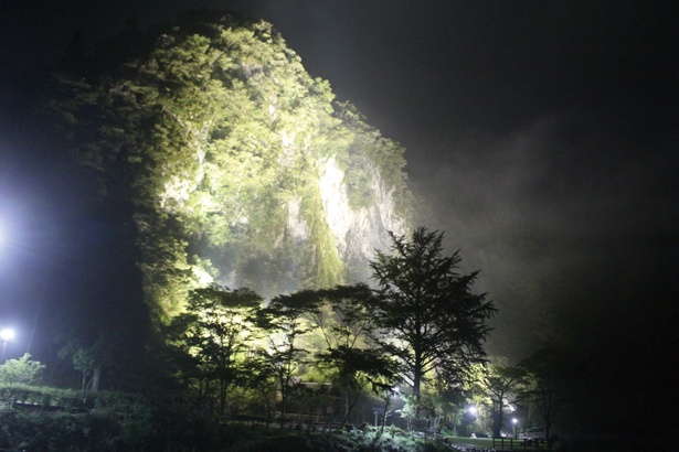 【写真を見る】日没とともにライトアップされる断崖絶壁も必見だ。白い岩肌が鮮やかに映し出される