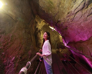 自然の神秘！光の演出が幻想的な熊本・五木村の洞窟を探検