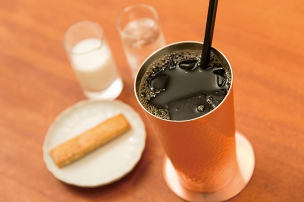 「Zelkova Coffee」の「アイスコーヒー」(702円)は、銅グラスで提供する珠玉の一杯。クッキーが添えられる