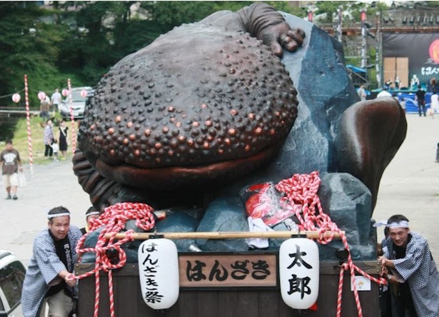 岡山県真庭市で開催される「はんざき祭り」の様子