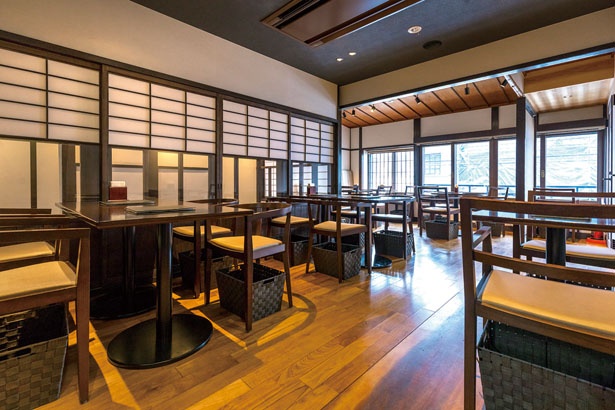 築100年以上の京町家を改装。カフェはテーブル席のみの落ち着いた空間/ベル アメール 京都別邸