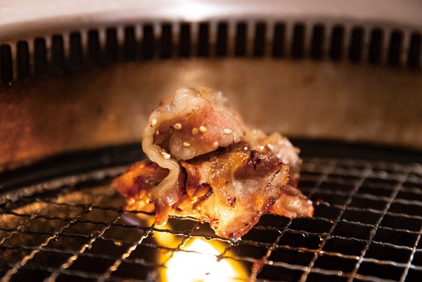 ３両面に焼き色が付いたら、トングで肉をほぐすようにしながらこんもりと丸める。この状態で、中まで蒸し焼きにする