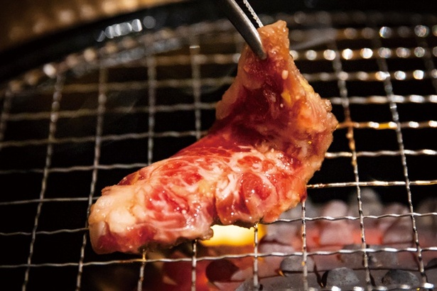 1　やや火力が強い所に肉を置き、肉の表面にしっとり汗をかいてきて焼き色が付いたら、ひっくり返す