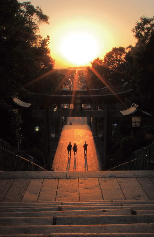 航空会社のCMで話題となった、宮地嶽神社の参道の真正面に夕日が沈む「光の道」。見られるチャンスは10月と2月の一時期だけ