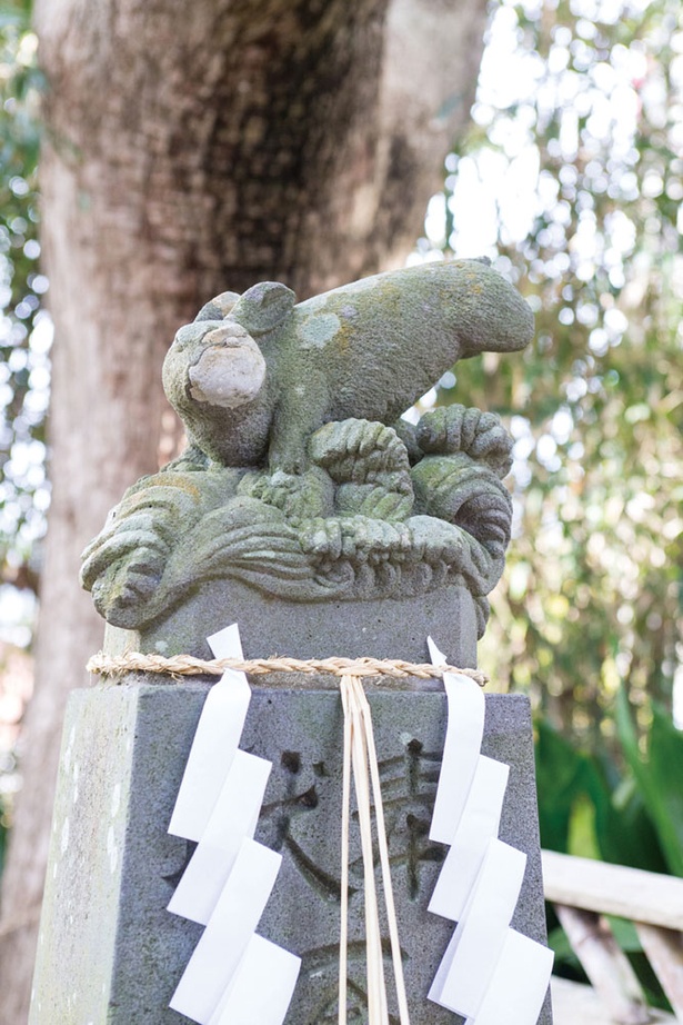 波折神社のウサギの像。丸みを帯びたかわいらしいウサギが軽やかに海を渡るように見える