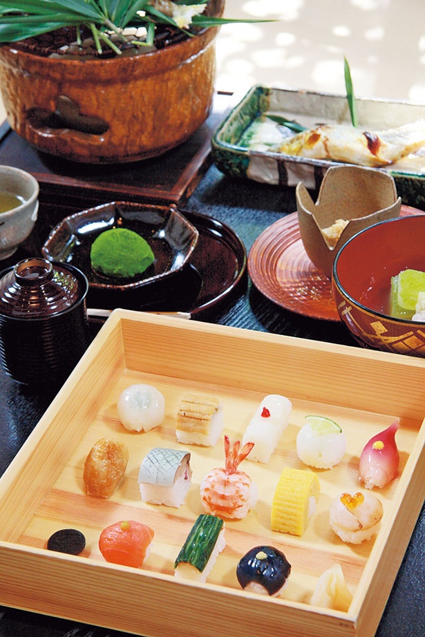 「豆すし膳」(4536円)。小さな寿司に多彩な旨さが凝縮/祇をん 豆寅