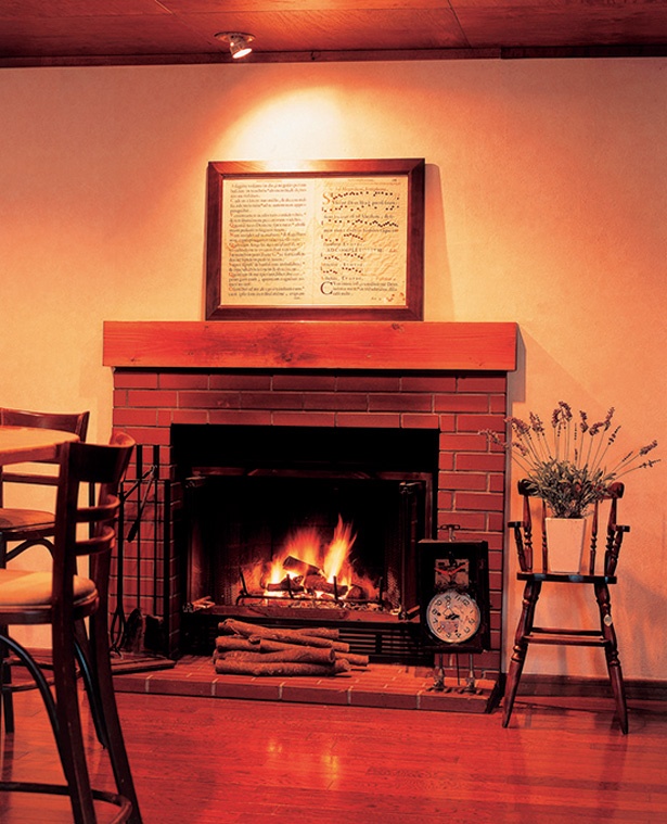 レストラン パリンカの店内には暖炉もあり、温かな空間を演出する
