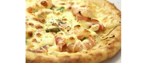 「海賊船 新宿店」315円均一でボリュームにも自信！「エビマヨピザ」