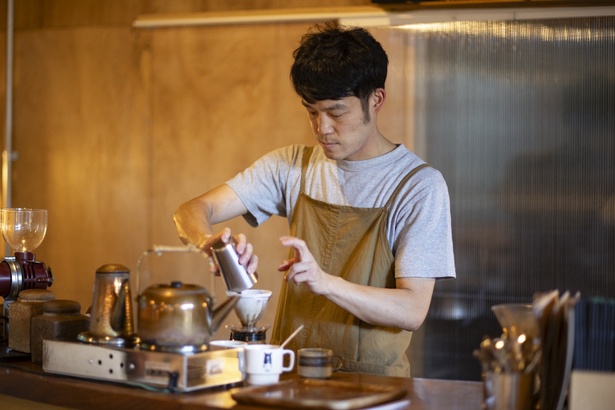 長年愛用しているグラインダーで豆を挽く