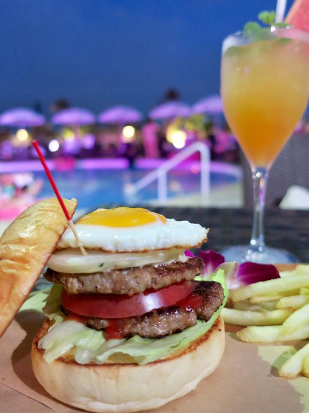 ラグーン城見ビーフハンバーガー（1700円）※写真は卵、チーズを追加でトッピング