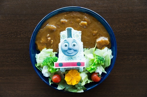 ライスでトーマスをかたどった「花咲く草原を走る☆トーマスのカレープレート」(1200円)