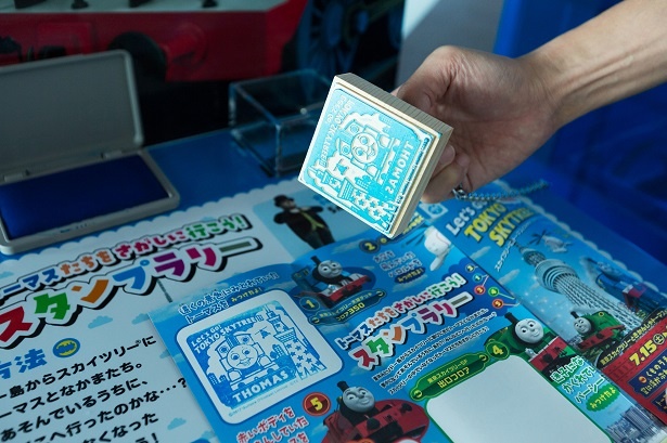 スタンプを5つすべて集めると、「東京スカイツリーオリジナル きかんしゃトーマス コラボステッカー」のプレゼントも