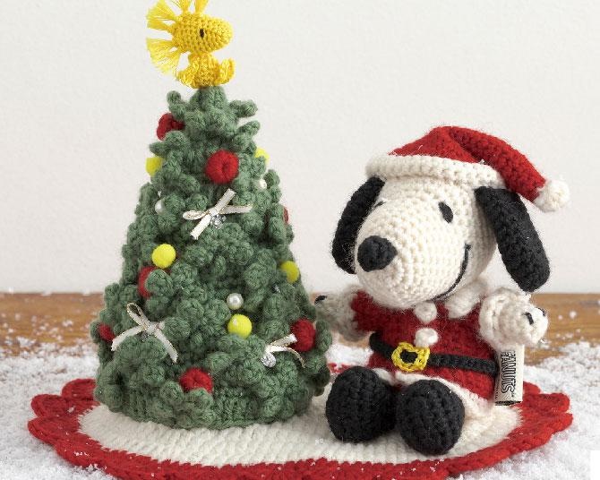 スヌーピーの「クリスマスグッズ」をハンドメイド。編みぐるみ＆クロスステッチの手芸キットが登場
