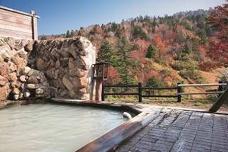 秋田八幡平の野天風呂 「ふけの湯」で秋色の樹海を満喫！ 