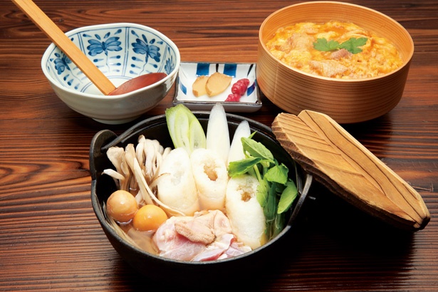 きりたんぽと親子丼がセットになった「県人鍋セット」(1860円)