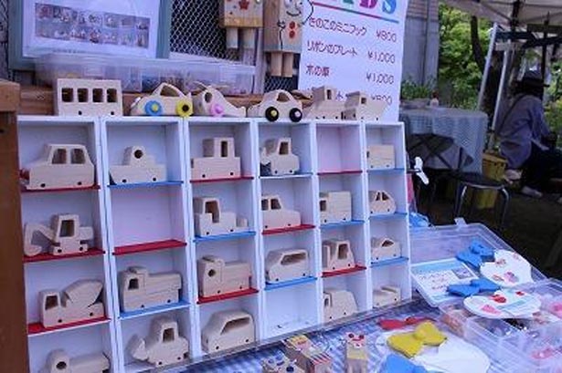 クラフト作家によるパラソルマーケットが並ぶ
