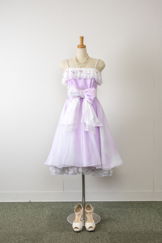 渡辺美優紀着用の「僕はいない」歌唱衣装。儚さを感じさせる色とふわふわのスカートに注目