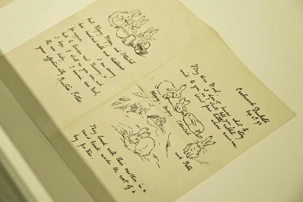 絵手紙から始まった『ピーターラビットのおはなし』。絵手紙の複製も展示されている