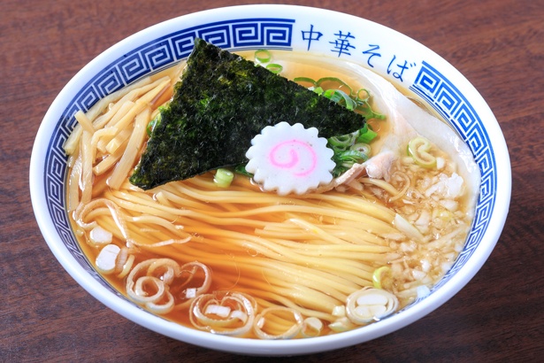 愛媛県産の媛っこ地鶏の鶏ガラの清湯に、高知県宿毛市の魚介を合わせたWスープが特徴の「中華そば」(780円)