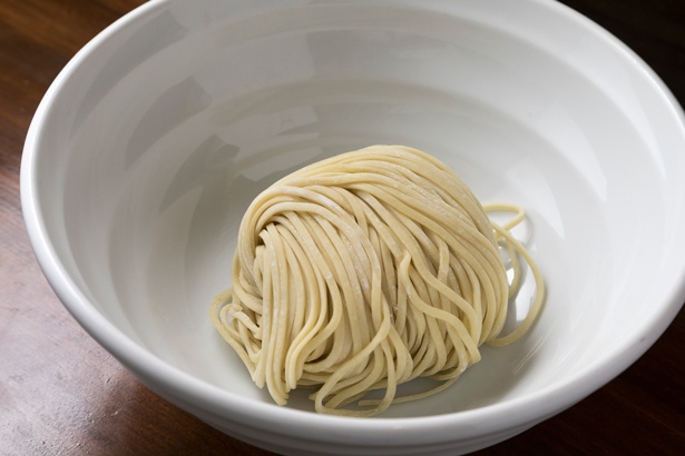 しょうゆラーメンに使用する麺は、水分少なめでスープの絡みやすさを重視した平打ちの中太タイプ