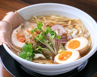 【大阪ラーメン】中央卸売市場と提携した「麺のようじ 海」の魚介ラーメン