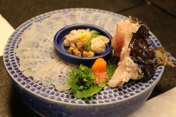創業71年目の老舗「日本料理 魚池」にて、伝統と新しさを感じる会席料理も味わってきた。同店では地元・大竹や広島県産の素材をふんだんに使った料理が用意されている。こちらは「おこぜ薄造り」
