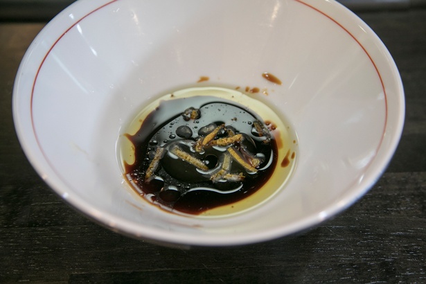 「鶏生醤油」のタレには3種の醤油を使用。魚介エキスなどを混ぜずに、ダイレクトに醤油の風味を感じる