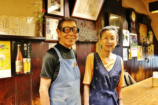 (左から)3代目店主の山田弘さんと女将の良子さん