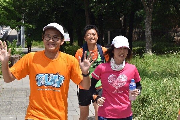【写真を見る】亜生さんは大阪マラソン初挑戦ながらも余裕を見せる