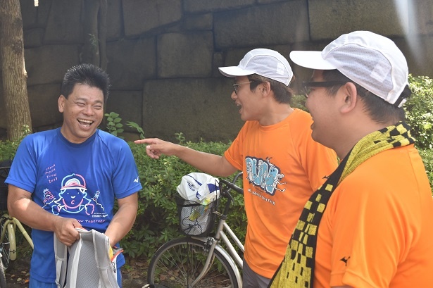 【写真を見る】途中で歩いてしまったジミー大西さんにミキの2人はツッコミを入れる