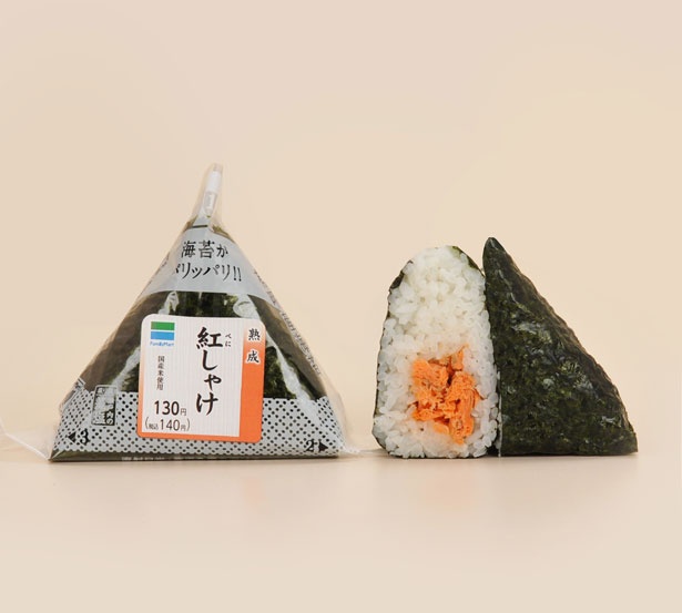 紅鮭の骨や頭から抽出した“鮭ダシ”を用いて、鮭本来の味わいを引き出した「手巻 紅しゃけ」(140円)
