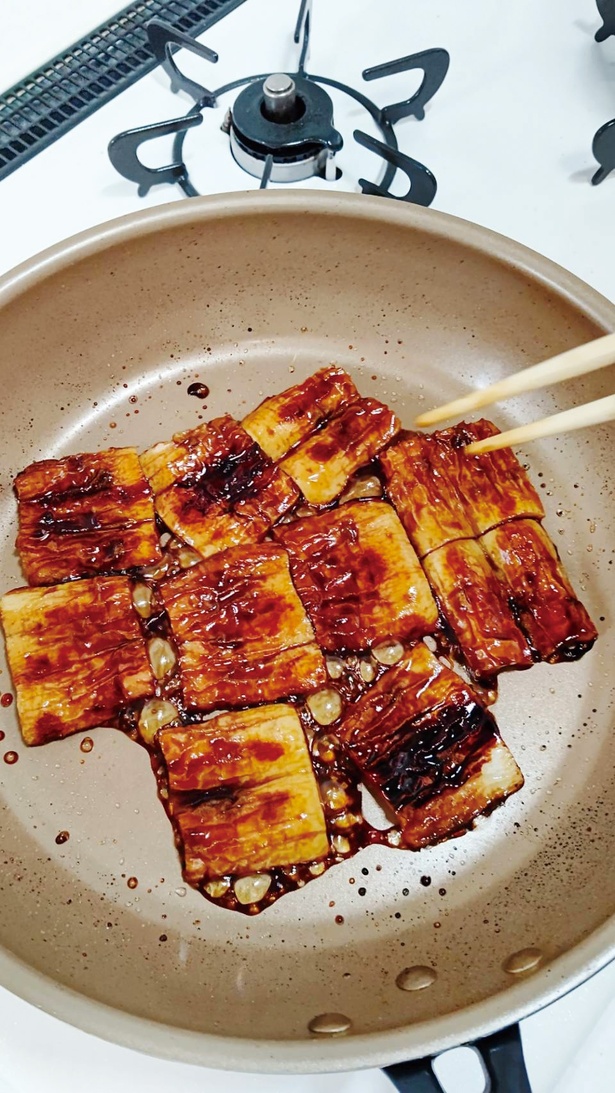 こんがりと焼き色をつけ、砂糖としょうゆで味つけ。この照りが食欲をそそる。