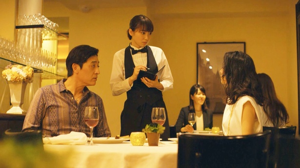 杏里(飯豊)のアルバイト先に、航(渡部)の妻・菜摘(霧島れいか)が現れる