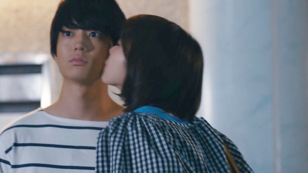 杏里(飯豊)が実(健太郎)にキス!