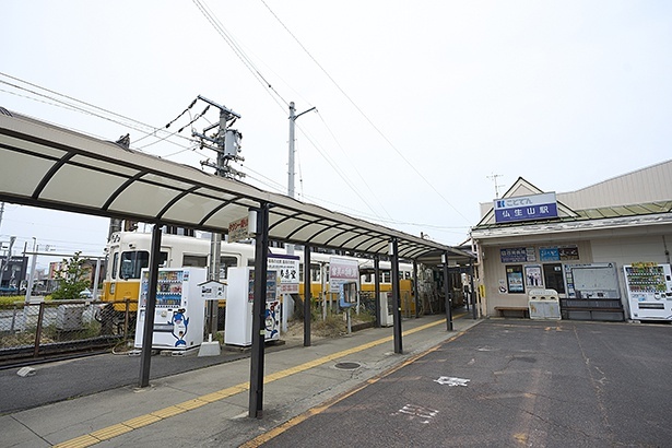 店と正対する、ことでん仏生山駅は、車両区も備えたターミナル