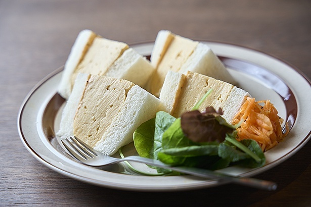 卵を3個使った、一番人気の厚焼きたまごサンド850円。香川独特のだし醤油を使った玉子は、じゅわっと染み出す香ばしい旨味が後を引く