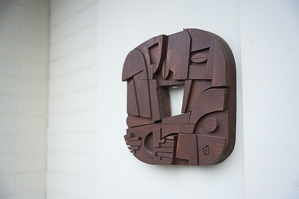 回の字をモチーフにした木彫の看板。よく見るとコーヒー豆の形もあしらわれている
