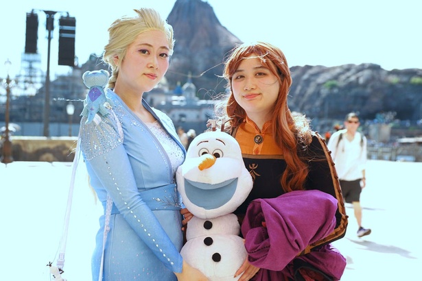 「アナと雪の女王」のアナとエルサに仮装したゲスト。オラフと一緒にニッコリ！