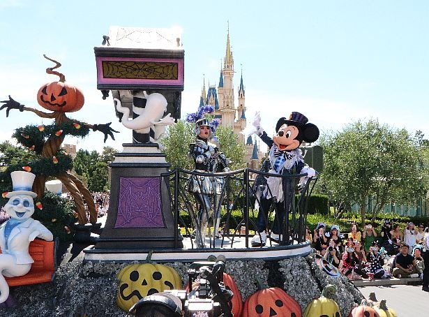 東京ディズニーランドのハロウィーンパレードで“ゴーストの世界”へ 