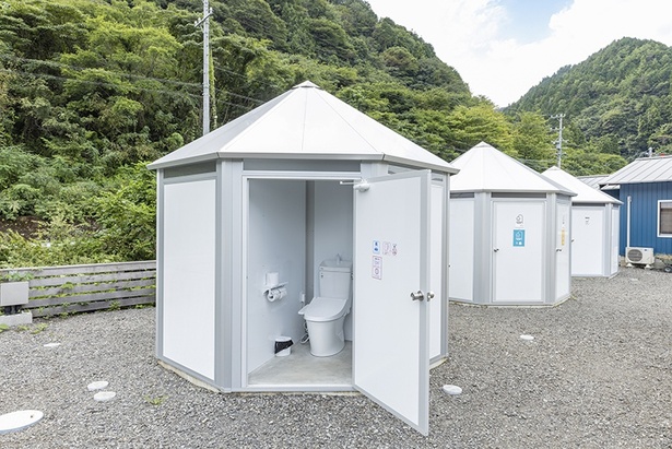 おしゃれなデザインのトイレがキャンプ場内に2カ所ある。どちらも清潔で使いやすい
