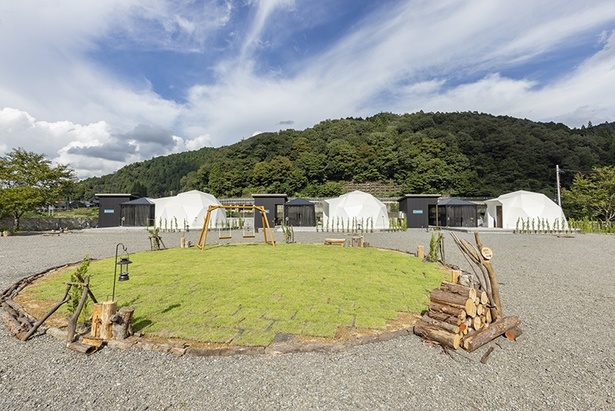 長良川のすぐ近くに位置する「KITEN長良川オートキャンプ場」。キャンプだけでなく、グランピングも楽しめる