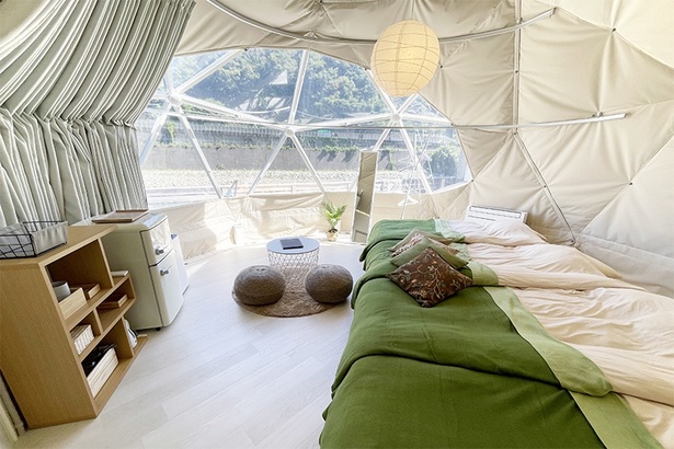 「DULCIS」は、緑を基調とした部屋。シングルベッドが4台設置されており、友人同士での宿泊にもおすすめ